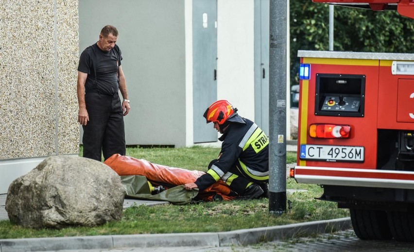 Akcja służb ratunkowych przed Kauflandem w Bydgoszczy. Nastolatka na dachu parkingu