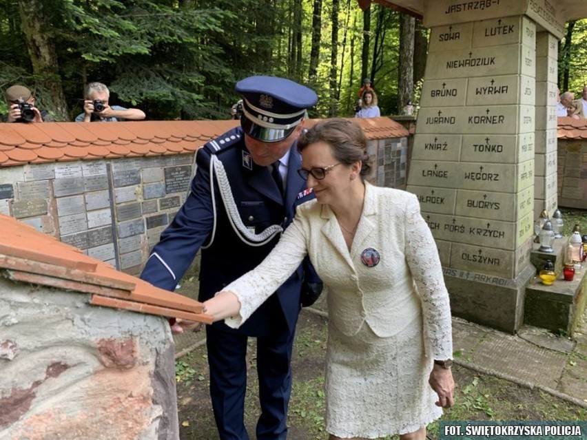 Uroczystości Policji na Wykusie. Były odznaczenia i odsłonięcie tablicy [ZDJĘCIA]