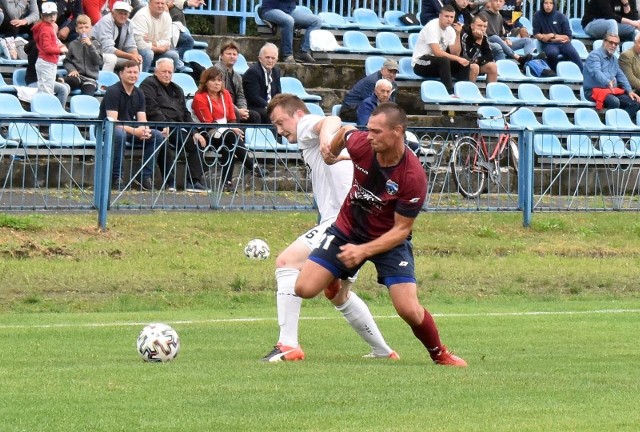 Maksymilian Maik ( z prawej) zdobył dwie bramki dla Wisłoka Wiśniowa i zapewnił swojej drużynie wygraną w meczu z Głogovią Głogów Małopolski