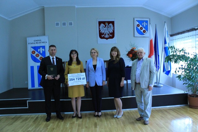 W Starej Błotnicy zostały podpisane umowy na dotacje dla szkół w gminie oraz biblioteki publicznej. Przyjechała Anna Moskwa, minister klimatu.