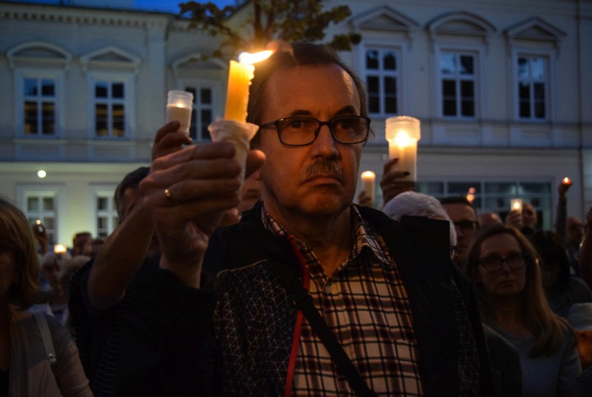 Protest przed Sądem Okręgowym w Lublinie. Setki zniczy, flagi i hymn (ZDJĘCIA, WIDEO)