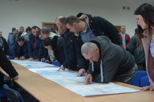 W konsultacjach dotyczących przebiegu trasy S12 uczestniczyło w wielu gminach mnóstwo zainteresowanych mieszkańców.