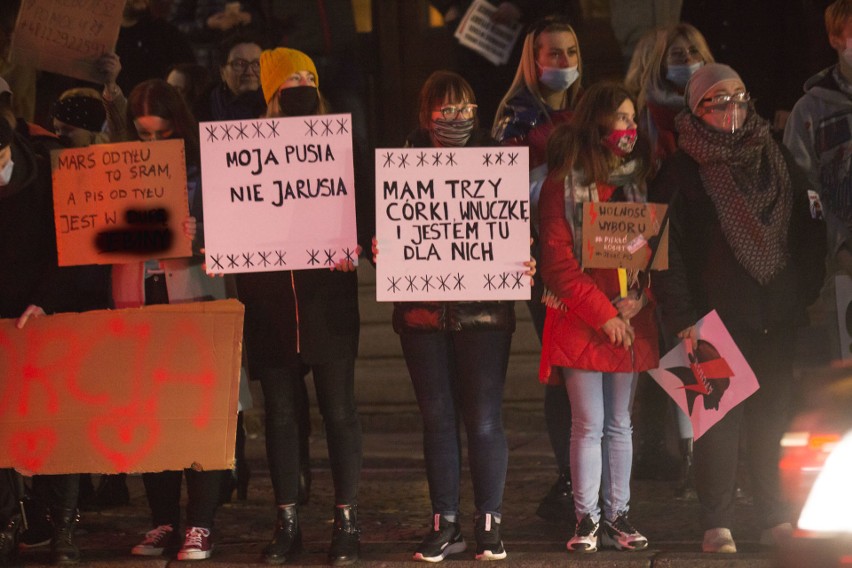 Środowy protest był największym w Słupsku przeciwko wyrokowi Trybunału Konstytucyjnego. Była kontrmanifestacja [ZDJĘCIA, WIDEO]
