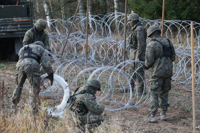 Zapora na granicy Polski z Rosją. Tylko w środę żołnierze wybudowali około stu metrów 