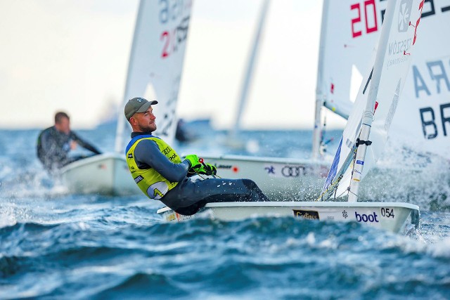 Aleksander Arian w żółtym trykocie lidera czempionatu