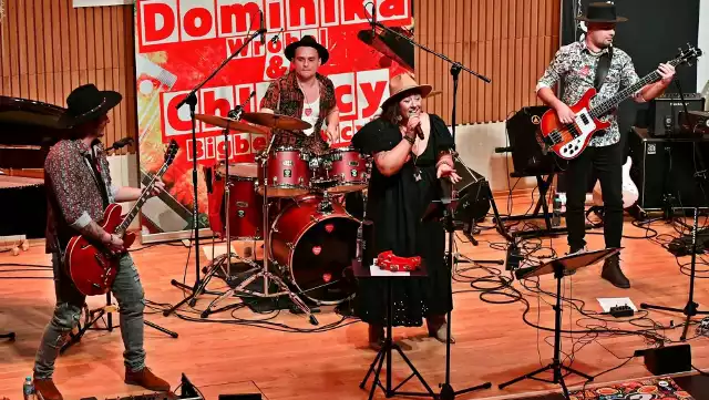 W Kozienickim Domu Kultury odbył się koncert w ramach 32. Finału Wielkiej Orkiestry Świątecznej Pomocy. Na zdjęciu zespół Dominika Wróbel i Chłopcy Bigbeatowcy. Więcej zobacz na kolejnych slajdach >>>