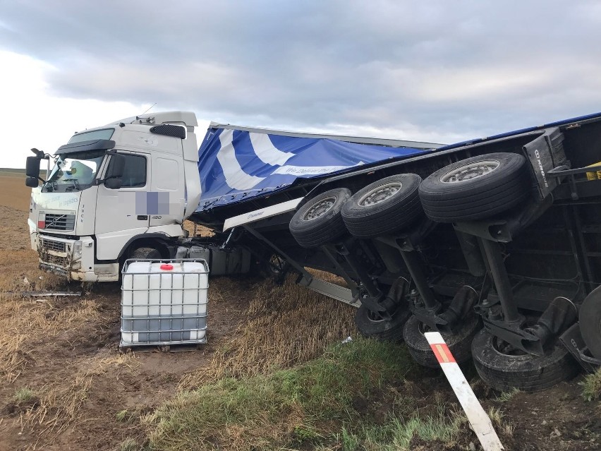 Tir przewrócił się koło Grodkowa.