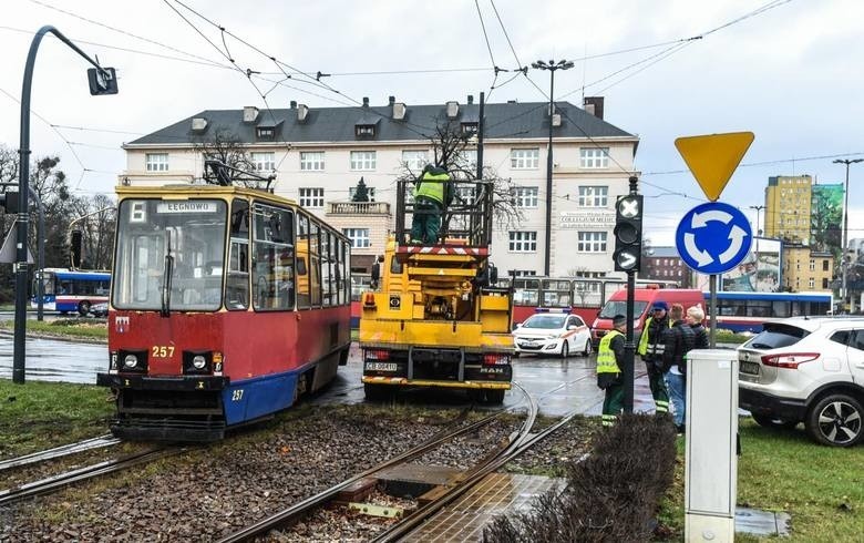 Zderzenie na rondzie Jagiellonów w Bydgoszczy. Opóźnienia w kursowaniu tramwajów