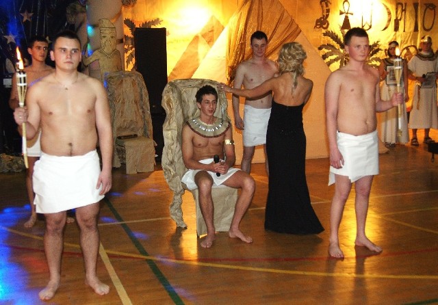 Kleopatra, Ozyrys, palmy i gorące egipskie klimaty - tak bawili się na studniówce maturzyści w Cudzynowicach.