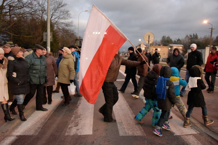 Protesty na rondzie w Grabówce utrudniały ruch pojazdów w...