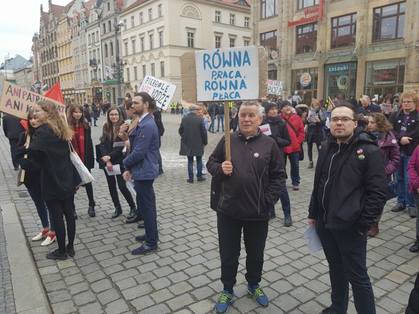 Manifa we Wrocławiu. Kobiety chcą prawa do aborcji. "Pier@#le nie rodzę!" [ZDJĘCIA]