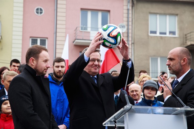 Probierz i Frankowski podarowali piłkę prezydentowi Komorowskiemu