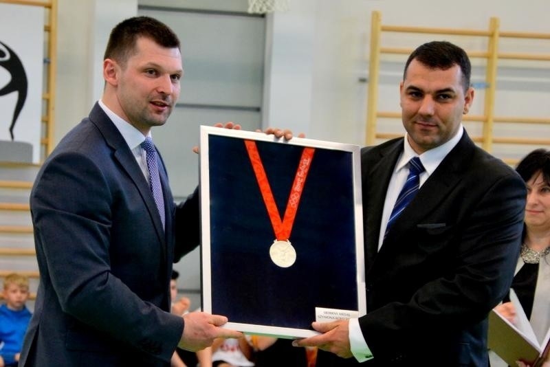 Szymon Kołecki przekazuje swoje olimpijskie srebro, odbiera...