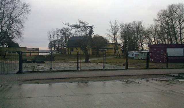 Wakacyjny ośrodek wczasowy Politechniki Koszalińskiej zimą pustoszeje, a teren wokół nie wygląda atrakcyjnie. Latem jest tu jednak gwarno.