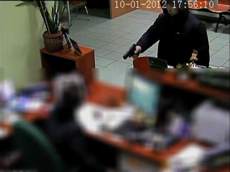 Napad na placówkę bankową w Bydgoszczy. Widziałeś tego mężczyznę? [wideo]