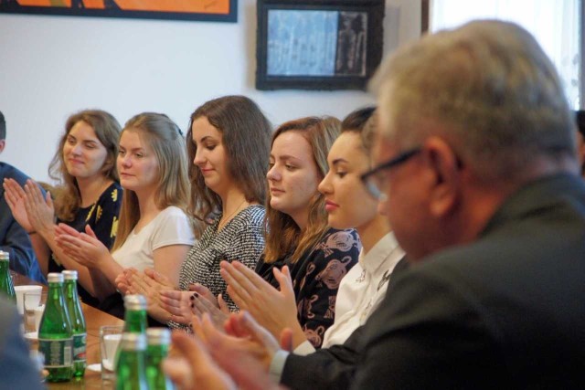 Kilkoro radnych kończy szkoły ponadgimnazjalne, więc już nie będzie mogło zasiadać w tym gremium. Inni zapewne wystartują w wyborach, które zaplanowano na koniec października.- Młodzieżowi radni ostatniej kadencji to była zgrana, niezwykle aktywna grupa młodych ludzi, którzy nie tylko włączali się w wiele inicjatyw, ale również kreowali ciekawe wydarzenia. Swoim następcom pozostawili wysoko zawieszoną poprzeczkę. Dziękuję im za ten bardzo udany rok - ocenia prezydent Inowrocławia Ryszard Brejza.A oto podsumowanie autorstwa przewodniczącej Młodzieżowej Rady Miejskiej Inowrocławia Weroniki Burak:"Zaraz na początku kadencji troje przedstawicieli miało okazję wraz z Panem Prezydentem wziąć udział w programie TVP Bydgoszcz „Samorządni”, który był podsumowaniem dwóch ostatnich lat działań w naszym regionie oraz prognozą na kolejne lata.Kolejną akcją przez nas zorganizowaną była wizyta w Szpitalu Wielospecjalistycznym w Inowrocławiu. Nasz święty Mikołaj wraz ze swoimi pomocnikami obdarowali przebywających na oddziale dziecięcym pacjentów małymi drobiazgami. Spędziliśmy z nimi także trochę czasu grając w różne gry i tworząc mapę prezentów.Tego samego dnia braliśmy także udział w Mikołajkach organizowanych na inowrocławskim Rynku, gdzie nasze radne pomagały Mikołajowi w wypisywaniu dyplomów dla dzieci.W grudniu odbyło się także spotkanie świąteczno-noworoczne, aby pożegnać rok 2016. Odwiedziliśmy Panią Rozalię, mieszkankę Mątew, dla której przygotowaliśmy paczki świąteczne.Zaangażowaliśmy się także w wolontariat podczas Pierwszego Orszaku Trzech Króli w naszym mieście.W styczniu nasi radni odwiedzili podopiecznych Domu Dziennego Pobytu „Życzliwa przystań” u których byliśmy także w zeszłym roku i przyjęli nas równie ciepło. Dodam, że jesteśmy tam bardzo mile widziani, gdyż podopieczni bardzo lubią grać z młodymi osobami w różnego rodzaju gry logiczne. Otrzymali oni również laurki z okazji Dnia Babci i Dziadka, które zebraliśmy organizując drugą edycję tego konkursu w szkołach podstawowych. Rozdawaliśmy laurki również na ulicach naszego miasta. Natomiast rozstrzygnięcie konkursu odbyło się w ratuszu, gdzie wręczyliśmy nagrody zwycięzcom, co było dla nich ogromnym przeżyciem.Nie obyło się również bez pomocy podczas szóstej już edycji „Walentynek do nieba”. Z tej okazji zorganizowaliśmy drugą edycję naszego konkursu na walentynkowe selfie.W marcu rozpoczęliśmy oficjalne przygotowania do 2. edycji Festiwalu Młodych w naszym mieście. W tym miesiącu także wybraliśmy jury do udziału w 15. Ogólnopolskim Festiwalu Małych Form Teatralnych „Arlekinada”. Wręczyliśmy nagrody w kategorii najlepsza aktorka, najlepszy aktor oraz najlepsza grupa teatralna.Nasi radni pomagali także podczas organizowania Dni Inowrocławia. 23 czerwca uczciliśmy zakończenie roku szkolnego na inowrocławskim Rynku, gdzie jako pierwsza para tańczyliśmy belgijkę. Stanowiło to jednocześnie pierwszą część 2. edycji Festiwalu Młodych. Po południu zaprosiliśmy inowrocławian do nowej części Parku Solankowego, gdzie mieli okazję zmierzyć się z konkursem toczenia beczek, ale także wziąć udział w pikniku rodzinnych organizowanym przez Lokalną Grupę Działania.Reprezentanci naszej rady wzięli udział w konferencji, poświęconej realizacji młodzieżowych projektów i wymianie doświadczeń z radnymi z Gliwic, Bydgoszczy, Torunia, Warszawy, Włocławka, Łodzi oraz Piaseczna.Na wniosek młodych mieszkańców osiedla Mątwy skierowaliśmy prośbę do Pana Prezydenta o podjęcie prac remontowych na boisku przy ul. Dyngusowej.Zostaliśmy zaproszeni na spotkanie dotyczące Budżetu Obywatelskiego, w którym wzięliśmy udział. Dowiedzieliśmy na czym program polega, kto może składać wnioski i w jakiej formie. Swoją wiedzę na ten temat z pewnością będziemy przekazywać innym mieszkańcom miasta.Radni pomagali również w organizacji „Solankowego Koszmaru”. Nie zabrakło ich również podczas Festynu Rodzinnego organizowanego przez Bibliotekę Miejską, Kujawskie Centrum Kultury oraz Franciszkanów parafii Świętego Krzyża, który nosił nazwę „Od podziemi do gwiazd”.W ostatnim czasie radny Bartosz Kujawa wziął udział w programie telewizyjnym „Region Pełen Lata” gdzie reprezentował Młodzieżową Radę Miejską".