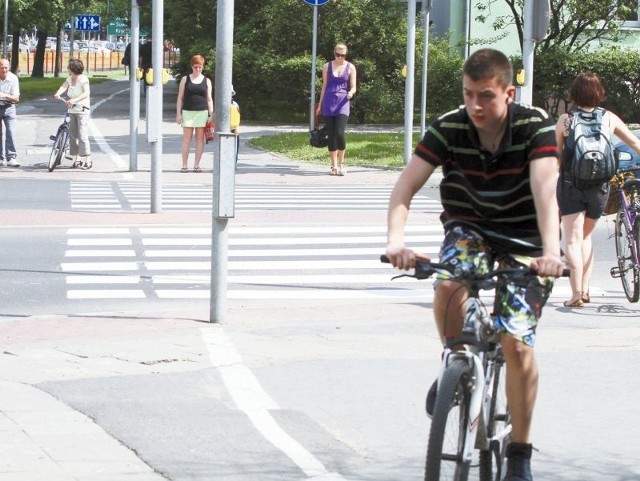 Do niedawna rowerzyści jadący drogą rowerową zbliżając się do ulicy musieli przepuszczać przejeżdżające auta. Teraz mają pierwszeństwo na przejazdach.