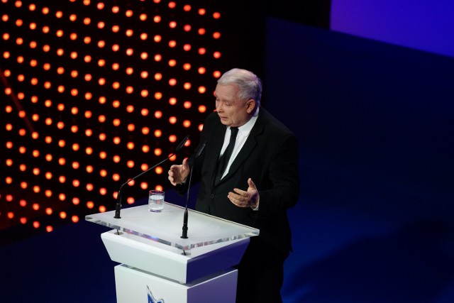 Jarosław Kaczyński stwierdził, że„ nie chcą podejmować się różnego rodzaju przedsięwzięć gospodarczych, zyskownych dla nich, bo uważają, że lepiej zaczekać, że wrócą dawne czasy”.