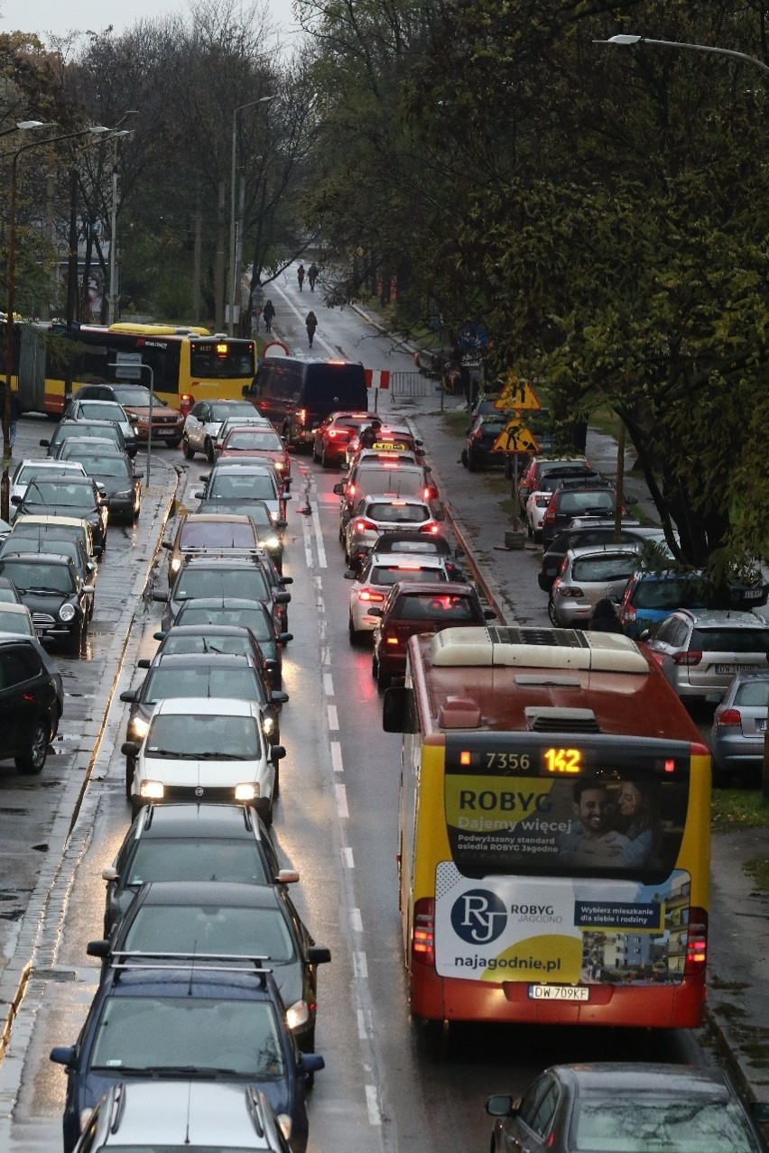 Drogowy paraliż we Wrocławiu. Miasto znów stanęło w korku