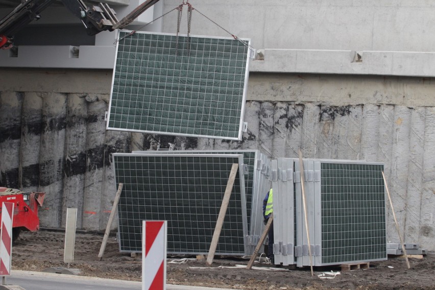 Przebudowa DK 94 w Sosnowcu: Pracownicy montują na ścianach...