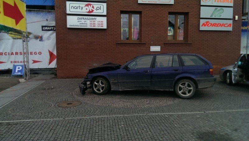 Wypadek na Wyścigowej. BMW wjechało w sklep