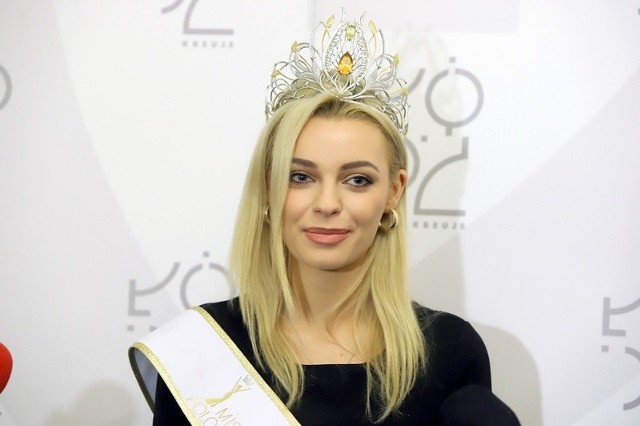 Początek nowego roku to idealny czas na wszelkie postanowienia i zmiany. Również aktualna Miss Polonia 2019, Karolina Bielawska, rok 2020 rozpoczęła sporą metamorfozą. Najpiękniejsza Polka zdecydowała się na zmianę wizerunku.To zdjęcie z listopada 2019 r. Nowy wizerunek pani Karoliny na następnej stronie