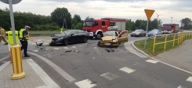 Groźny wypadek w okolicach Wicka. Zderzyły się dwa auta. 70-letnią pasażerkę przetransportowano do szpitala śmigłowcem LPR, 9.06.2022