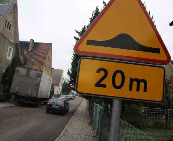 O asfaltowych spowalniaczach informują znaki drogowe. Jeśli ktoś wjedzie na nie z dużą prędkością zrobi to na własne ryzyko