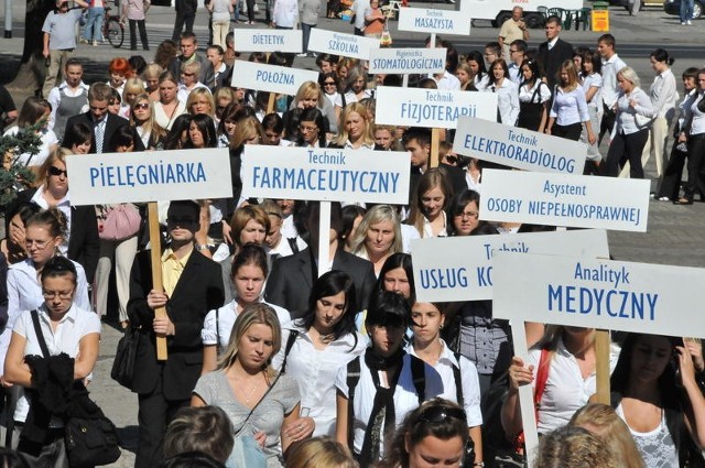 Słuchacze Medycznego Studium Zawodowego przeszli wczoraj ulicami miasta z transparentami z nazwami zawodów, które można u nich zdobyć