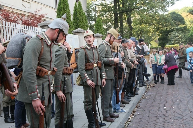 Piknik historyczny przed łódzką katedrą [zdjęcia]