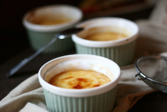 Delikatny creme brulee to jeden z najsłynniejszych francuskich deserów.