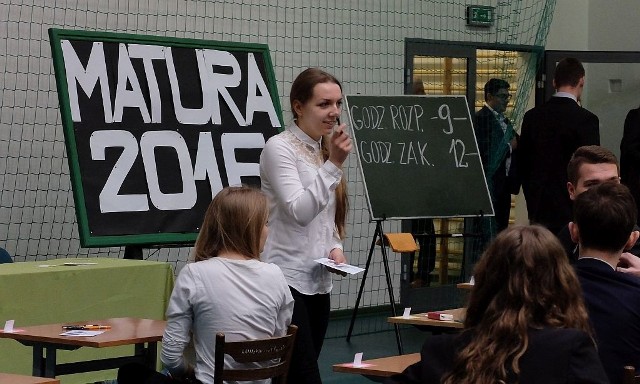 Punktualnie o godz. 9 ponad ćwierć tysiąca maturzystów z Zespołu Szkół w Chojnicach rozpoczęło maturę. Na pierwszy ogień zmierzyli się z językiem polskim.Najwięcej, bo 191 osób pisało maturę w sali gimnastycznej Zespołu Szkół. Po sprawdzeniu tożsamości, wylosowaniu miejsca uczniowie z niepokojem czekali na maturalne tematy.