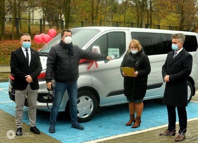 Powiat kupił samochód dla Domu Pomocy Społecznej. Będą nim wożeni seniorzy