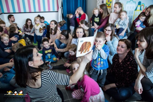 Lucyna Brzezinska-Eluszkiewicz podczas swych warsztatów zaciekawia książką nawet najmłodszych odbiorców, włączając do kreatywnego działania także opiekunów maluchów. Na zdjęciu jedno z zajęć prowadzonych na kilka dni przed ogłoszeniem lockdownu kultury. Obecnie zajęcia bydgoszczanka prowadzi na Facebooku