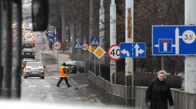 Kiedy znaków drogowych jest za dużo kierowcy zaczynają je lekceważyć, a to wpływa negatywnie na  bezpieczeństwo ruchu. Dlatego Generalna Dyrekcja Dróg Krajowych i Autostrad chce zmian 