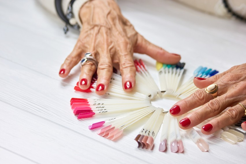 Manicure dla dojrzałych kobiet powinien być elegancki,...