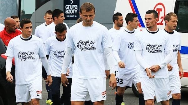 Piłkarze Dumy Pomorza rozgrzewali się przed meczem sparingowym z Lechem Poznań w koszulkach "Pogoń po Sztandar"