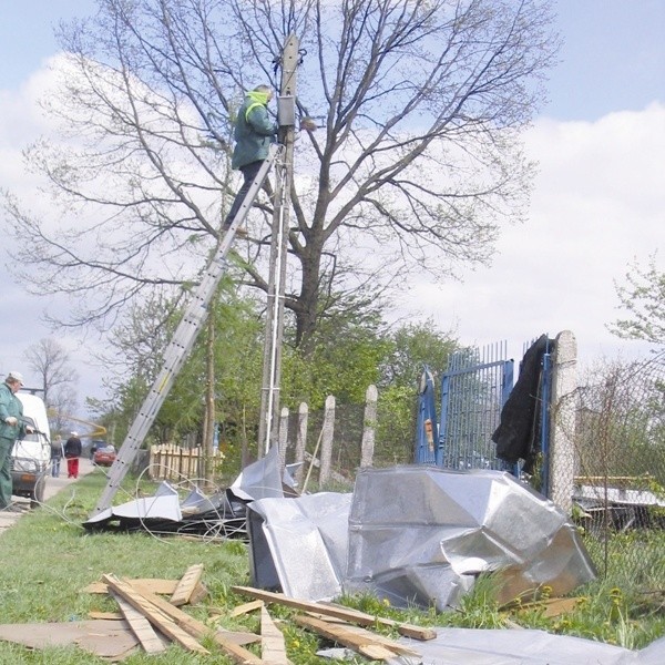 Huragan pozbawił mieszkańców wsi prądu. W sobotę energetycy naprawiali zerwane linie.