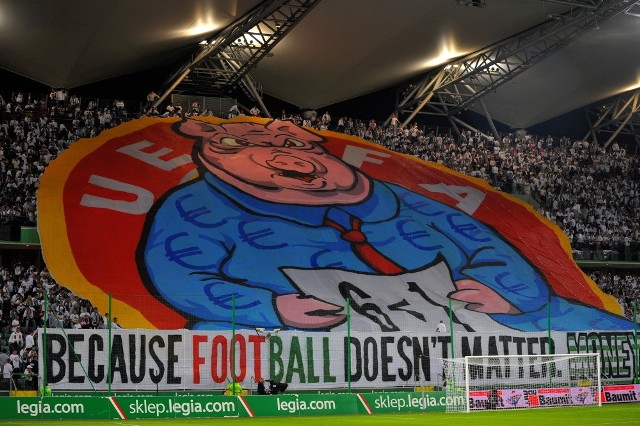 UEFA po raz kolejny pokazała, że kieruje się podwójnymi standardami, nawet jeśli w zgodzie z przepisami