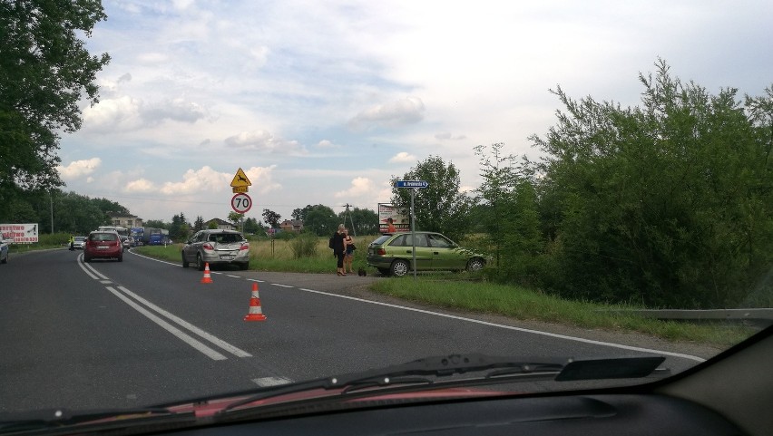 Korki na drodze między Oświęcimiem a Libiążem. Zderzyły się autobus i osobówka
