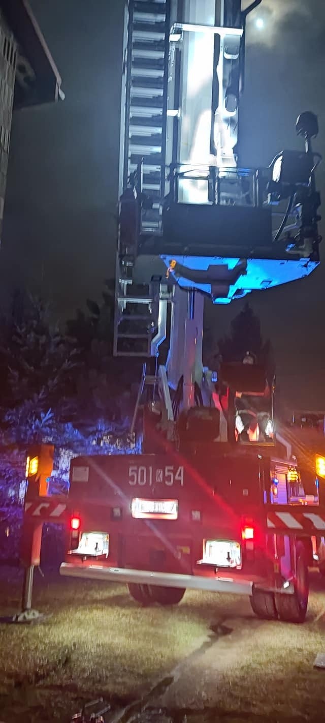 Nocny pożar poddasza domu jednorodzinnego w Podlipiu