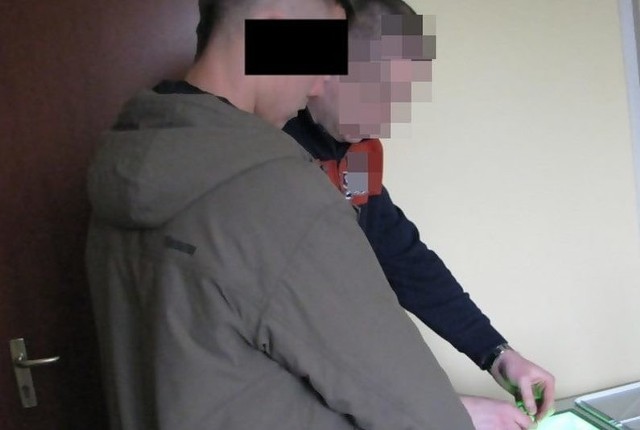 Kryminalni zatrzymali 19-latka, który okradał swojego pracodawcę. W ciągu kilku miesięcy ze sklep spożywczego w Strzelcach Opolskich wyniósł papierosy warte blisko 12 000 złotych.