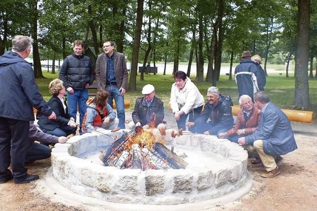 Nowe miejsce  na ognisko w Wąsoszu zostało od razu wypróbowane, chętnych na pyszne kiełbaski nie brakowało