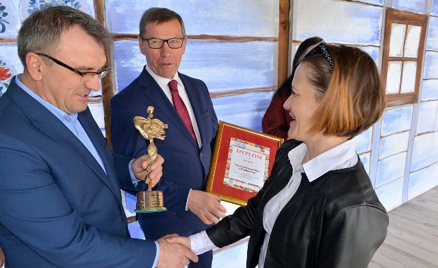 Pani Ewa Knapik odbiera nagrodę dla najlepszego zajazdu w województwie.