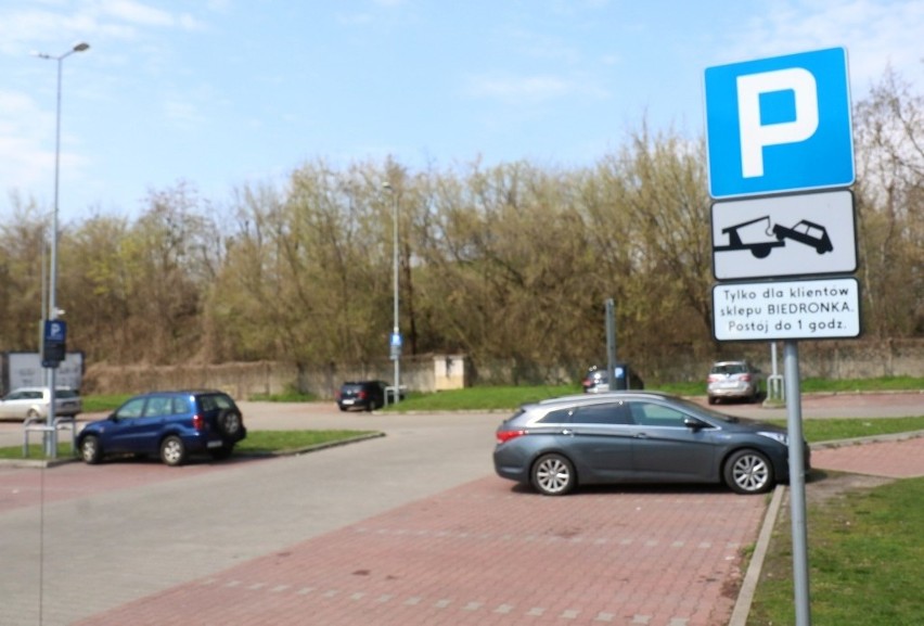 Uważaj na tym parkingu Biedronki. Postój może Cię kosztować 170 złotych!