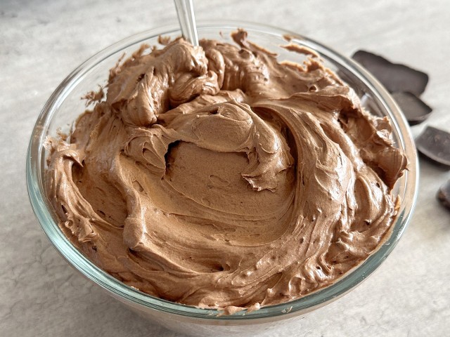Aksamitny krem czekoladowy do tortów i ciast. Po prostu palce lizać! Zobacz, jak go zrobić. Kliknij galerię i przesuwaj zdjęcia strzałkami lub gestem.