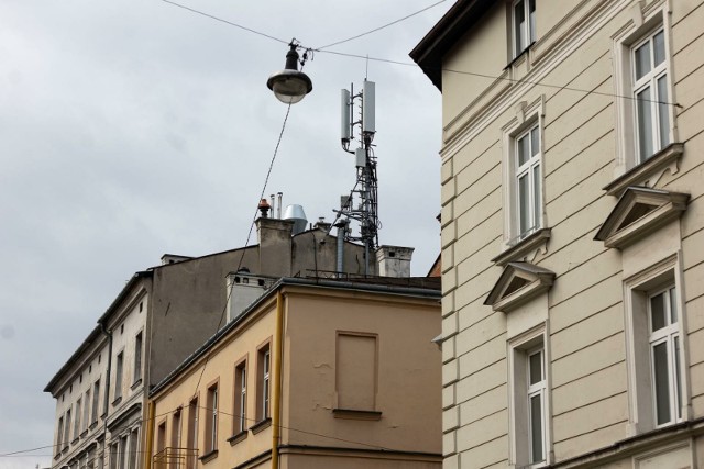 Wszystko wskazuje, że stacja telefonii komórkowej zamontowana na zabytkowej kamienicy w sercu krakowskiego Kazimierza jest nielegalne