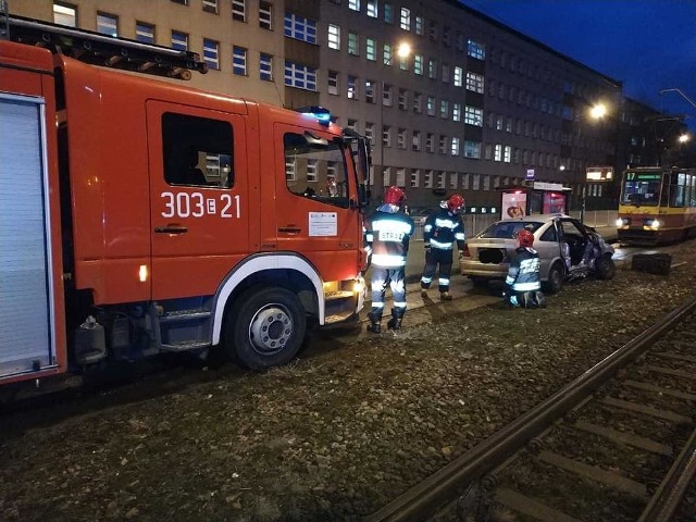 Około godz. 6 rano doszło do groźnego wypadku na ul. Żeromskiego w Łodzi. Na wysokości szpitala im. WAM zderzyły się dwa auta osobowe. WIĘCEJ INFORMACJI I ZDJĘĆ - KLIKNIJ DALEJ
