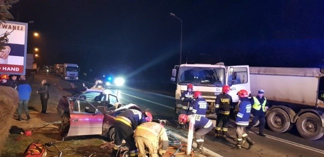 Wypadek w Starachowicach. Zderzyły się ciężarówka i auto osobowe.  [ZDJĘCIA]