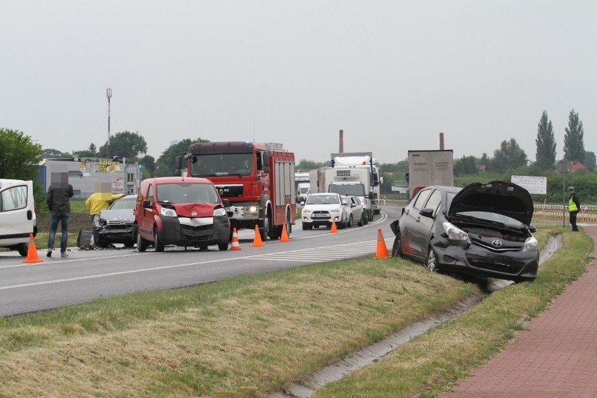 Północ Wrocławia stanęła w korkach. Pod Psarami zderzyło się pięć samochodów (ZDJĘCIA)